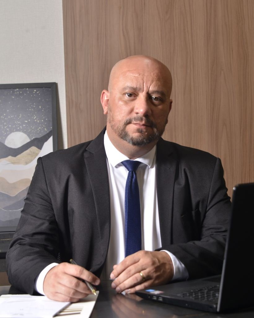 Dr. Alexandre Barreto em seu escritório